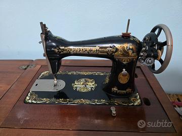 Macchina da cucire d'epoca Singer con mobiletto