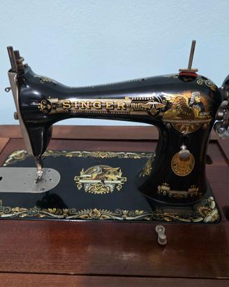 Macchina da cucire d'epoca Singer con mobiletto