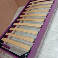 letto a forma di cuore viola