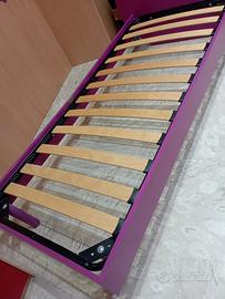 letto a forma di cuore viola