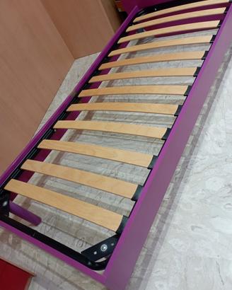 letto a forma di cuore viola