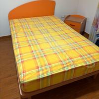 cameretta  letto e comodino 