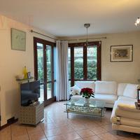 Elegante quadrifamiliare con giardino privato nel