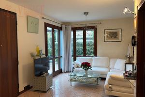 Elegante quadrifamiliare con giardino privato nel