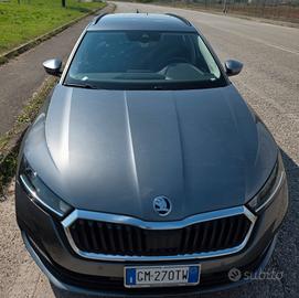 skoda octavia plug-in hybrid wagon 2023. 40.000 km