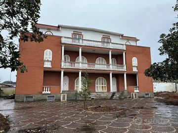 Villa tri-familiare con dependance ad Ardea - Roma