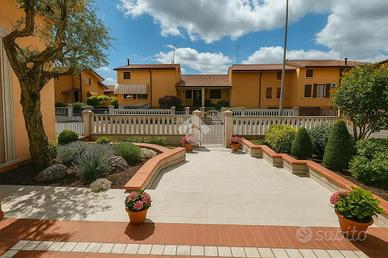 VILLA A SCHIERA D'ANGOLO A ALFIANELLO