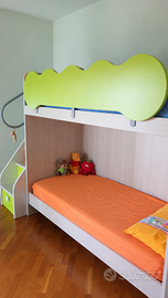 Cameretta con letto a castello, armadio e libreria
