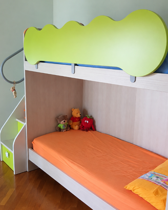 Cameretta con letto a castello, armadio e libreria