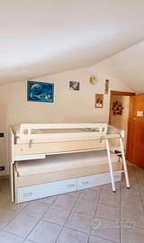 Letto a castello con scrivania a scomparsa