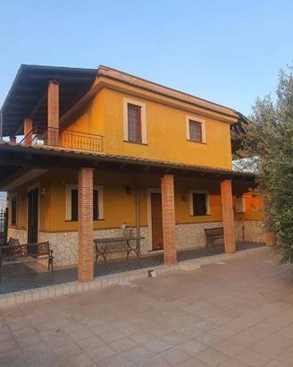 Rif. 1415 - VILLA CON GIARDINO ED ANNESSI CAMPI DA