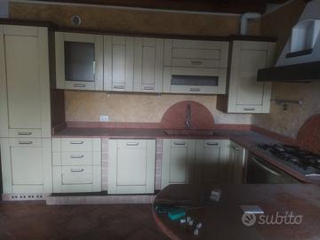 Cucina rustica  occasion-e , con piano in marmo