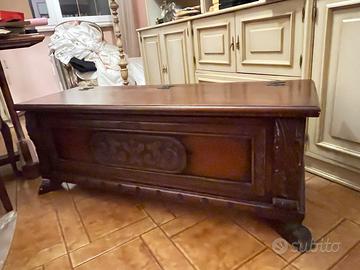 Elegante cassapanca classica in legno intagliato