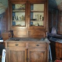 Antica credenza in legno