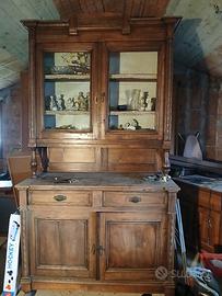 Antica credenza in legno