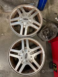 Cerchi in lega Ford da 16” con borchietta