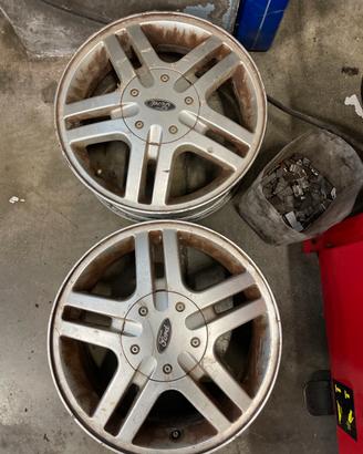 Cerchi in lega Ford da 16” con borchietta