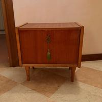 Comodino vintage in legno
