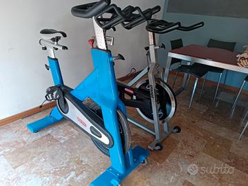 fare spin all'aria aperta  due spin bike