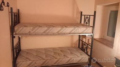 Letto a castello in ferro con due materassi