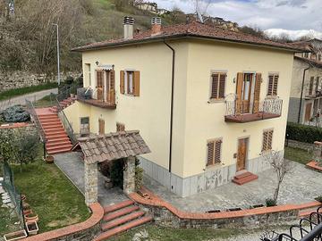 Villa a Bibbiena, via Arno, 7 locali
