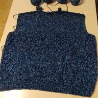 Maglione in lavorazione ai ferri.