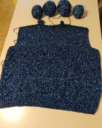 Maglione in lavorazione ai ferri.