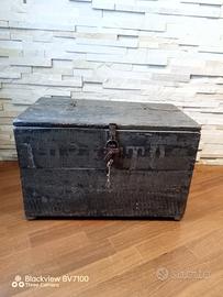 Antica cassa baule d'epoca con lucchetto 
