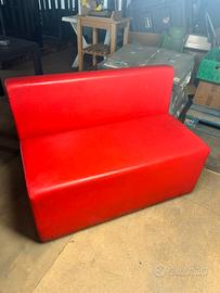 Divanetto in pelle rossa