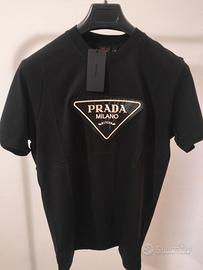 T-Shirt Prada logo triangolare taglia XXL.