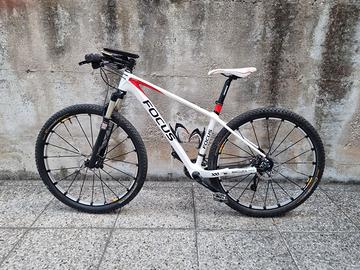 MTB carbonio Focus ruote da 29"
