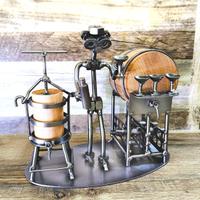 Enologo viticoltore vino scultura viti e bulloni.