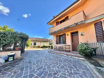 VILLA A SCHIERA D'ANGOLO A CARMIGNANO
