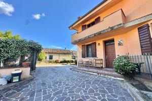 VILLA A SCHIERA D'ANGOLO A CARMIGNANO