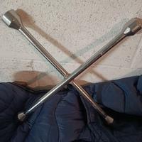 Chiave a croce per ruote auto