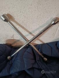 Chiave a croce per ruote auto