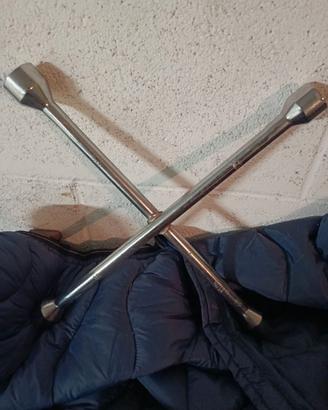 Chiave a croce per ruote auto