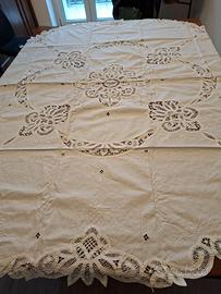 Tovaglia in cotone ricamata a mano