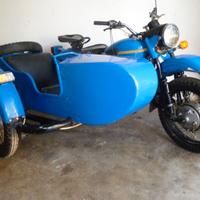 Moto Ural con sidecar