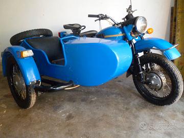 Moto Ural con sidecar