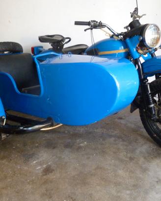 Moto Ural con sidecar
