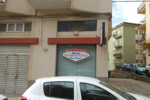 Locale commerciale affittato in via De Amicis