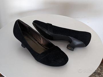 Scarpa scamosciata con tacco