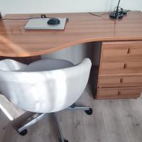 Scrivania con cassettiera e sedia