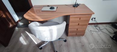 Scrivania con cassettiera e sedia