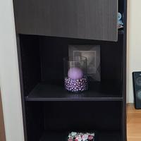 mobile nero Ikea con mensole e cassetti 