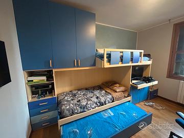 Cameretta con 3 posti letto e scrivania a scompars