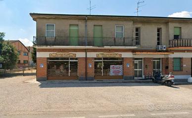 Negozio con posti auto