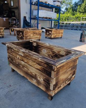 lavorazioni e assemblaggio di vasi in legno 