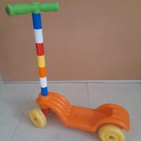 Monopattino di plastica per bambini